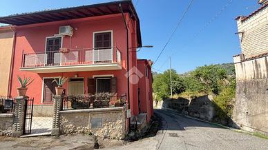 CASA SEMINDIPENDENTE A MONTE SAN GIOVANNI CAMPANO