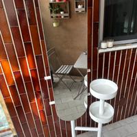 Specchio con appendi abiti e contenitori