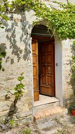 Casa con giardino e corte esclusiva a Mergo AN