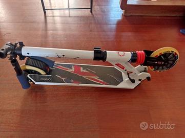 monopattino OXELO con bandiera inglese