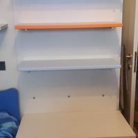 Boiserie con letto singolo e comodino