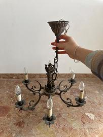 Lampadario vintage in ferro battuto stile classico