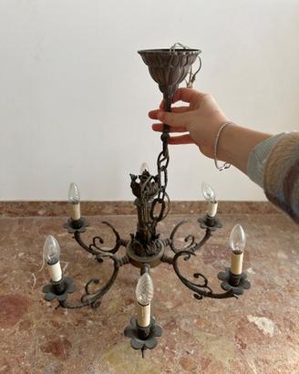Lampadario vintage in ferro battuto stile classico
