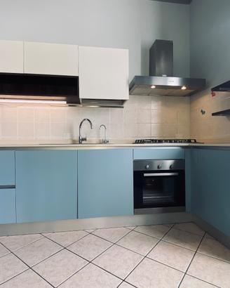 Cucina moderna con piano in quarzo