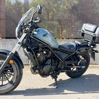 Honda Rebel 500 2019 con cupolino e bauletto Givi