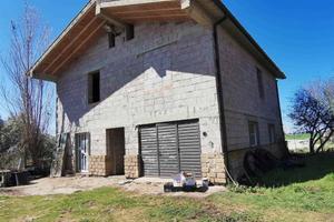 Rustico / Casale di 200 m² con più di 5 locali a T