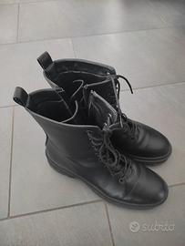 stivaletti anfibi neri