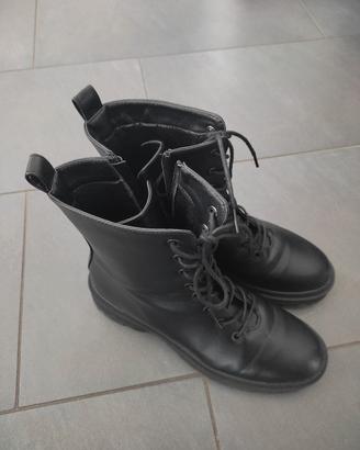 stivaletti anfibi neri