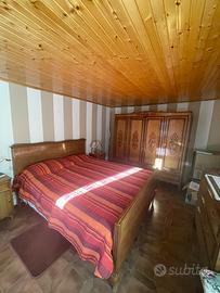 Camera da letto antica in legno