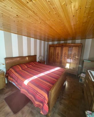 Camera da letto antica in legno