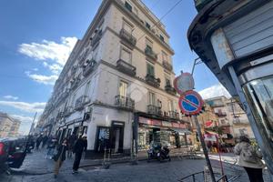 NEGOZIO A NAPOLI