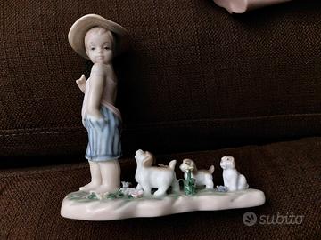 Morena ragazzo con cuccioli 