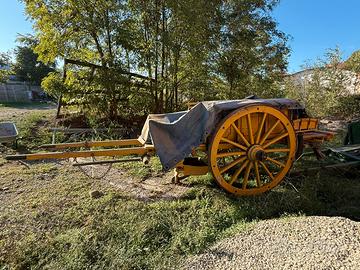 Carro agricolo antico in legno