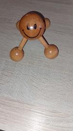 Massaggiatore in legno con faccia sorridente 
