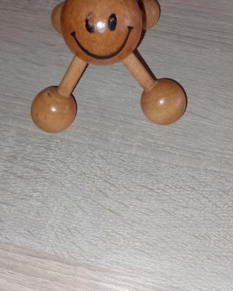 Massaggiatore in legno con faccia sorridente 