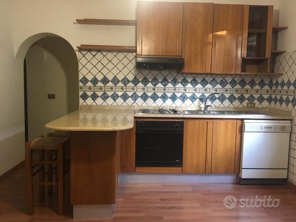 Cucina in legno con ripiani in marmo - Arredamento e Casalinghi In vendita  a Salerno