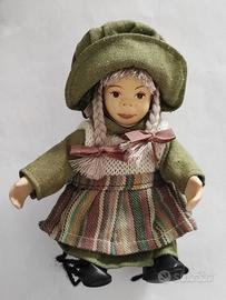 Bambola in porcellana con vestito di pezza vintage