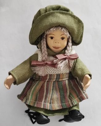 Bambola in porcellana con vestito di pezza vintage