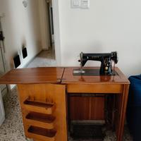 Macchina da cucire vintage Singer con mobile 