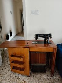 Macchina da cucire vintage Singer con mobile 