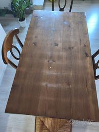 Set tavolo e sedie in legno