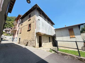 CASA SEMINDIPENDENTE A CARENNO