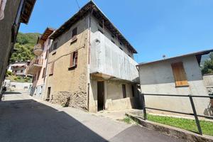 CASA SEMINDIPENDENTE A CARENNO