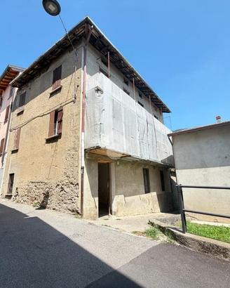 CASA SEMINDIPENDENTE A CARENNO