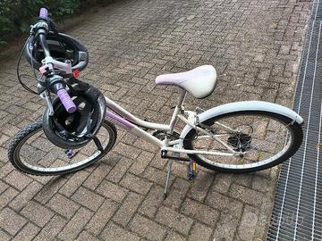bicicletta bambina con coppia di caschi