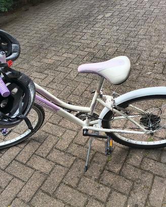 bicicletta bambina con coppia di caschi