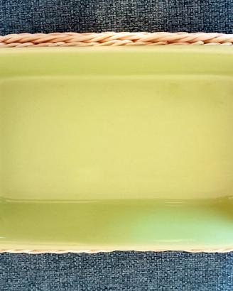 Pirofila in ceramica con cestino di vimini