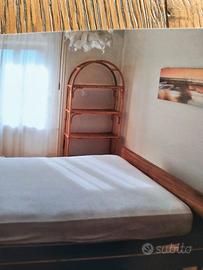 Scaffale libreria in vimini.