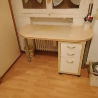 scrivania con cassettiera