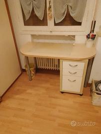 scrivania con cassettiera