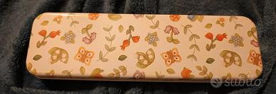 Astuccio latta Thun con 2 matite, temperino, gomma