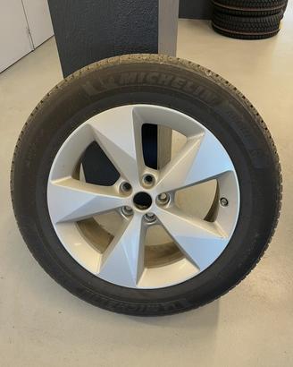 Quattro pneumatici invernali Michelin con i cerchi