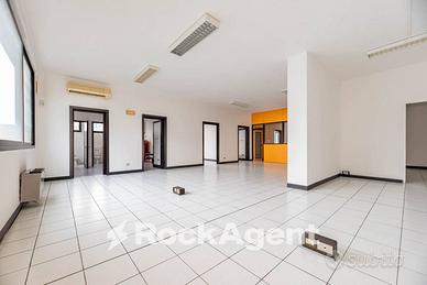Ampio Ufficio/Laboratorio con facilità di parchegg