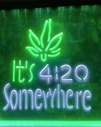Insegna LED Cannabis "It's 4:20 Somewhere "