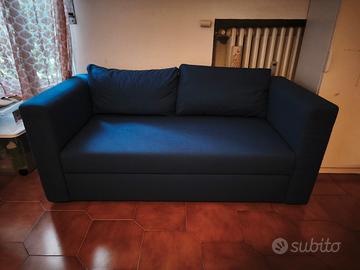 Divano 2 posti  trasformabile in letto singolo .