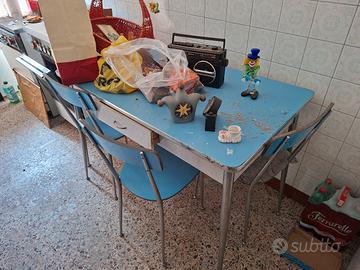 tavolo e mobile vintage