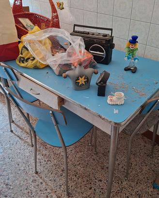tavolo e mobile vintage