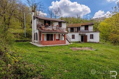 Proprietà idilliaca immersa nel bosco