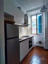 Cucina compatta con elettrodomestici 