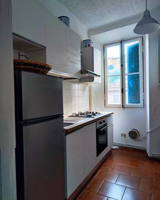 Cucina compatta con elettrodomestici 