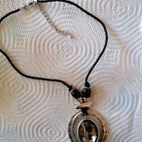 collana con grosso ciondolo sfaccettato