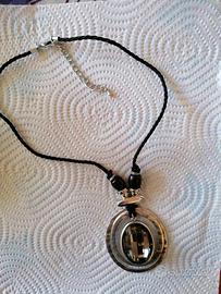 collana con grosso ciondolo sfaccettato