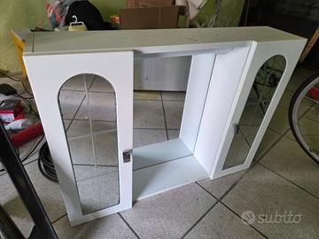 Mobiletto bagno con specchi e luci