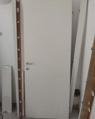 Porta interna bianca + struttura esterna 210 x 80