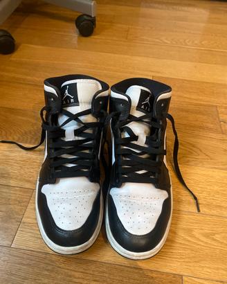 Scarpe Jordan bianche e nere