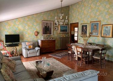 Appartam. di 160 mq arredato con box e giardino